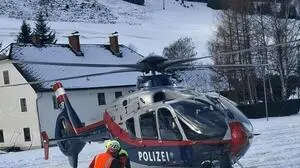 Die Einsatzkräfte waren am Sonntag stundenlang mit der herausfordernden Bergung beschäftigt 