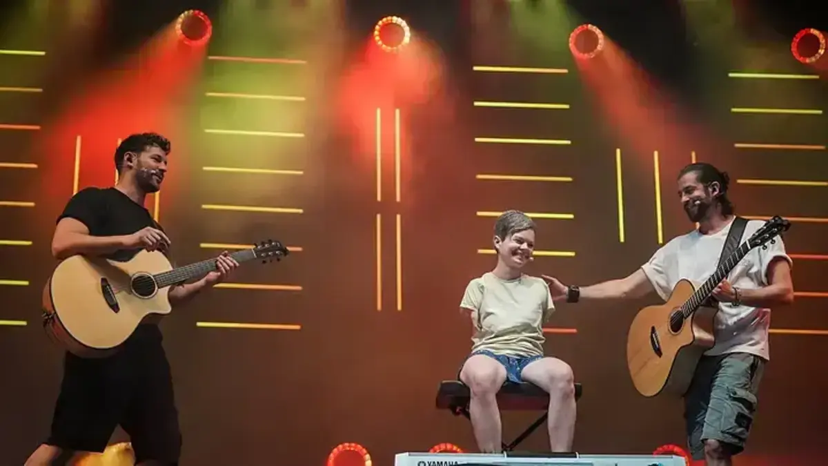 Bereits 2024 spielte Fußkeyboarderin Liz Mueller mit dem Duo Pizzera & Jaus auf der Bühne