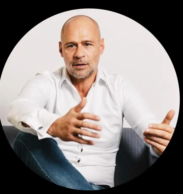 Wurde beim Fallschirmspringen vom Krieg überrascht: Wolfgang Bravc