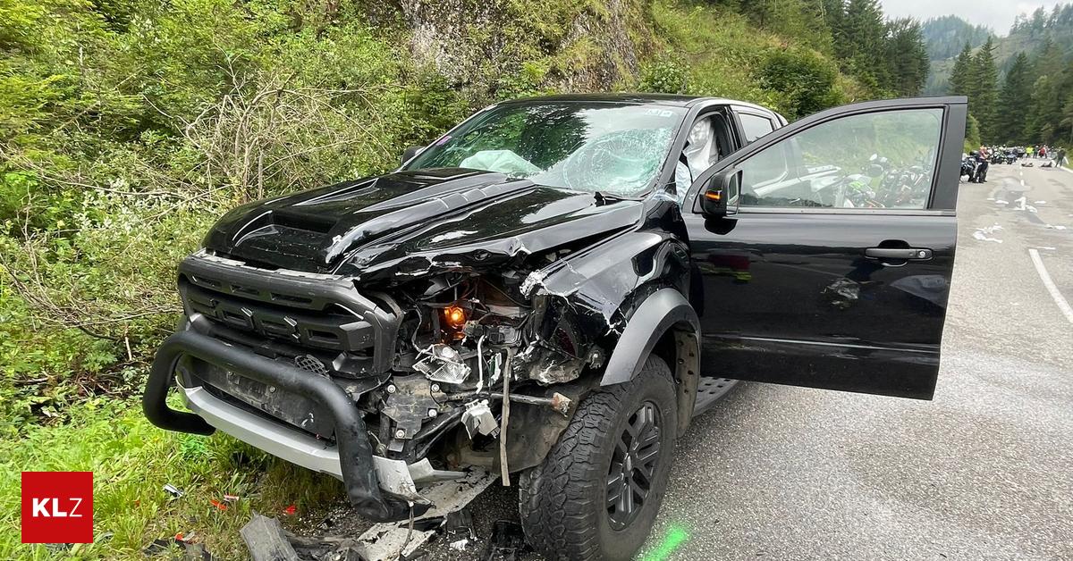 Motorrad-Unfall-Biker-krachte-mit-dem-Kopf-voraus-gegen-einen-Pick-up