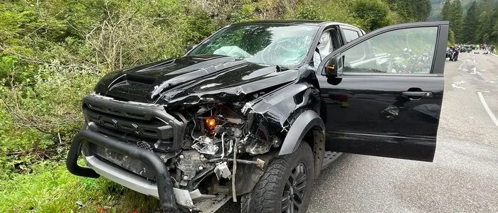 Der Biker (48) stürzte mit dem Kopf voran gegen den Pick-up