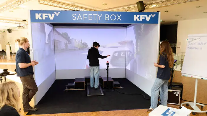 In der „Safety-Box“ erleben die Schülerinnen und Schüler die Folgen von Ablenkung im Straßenverkehr