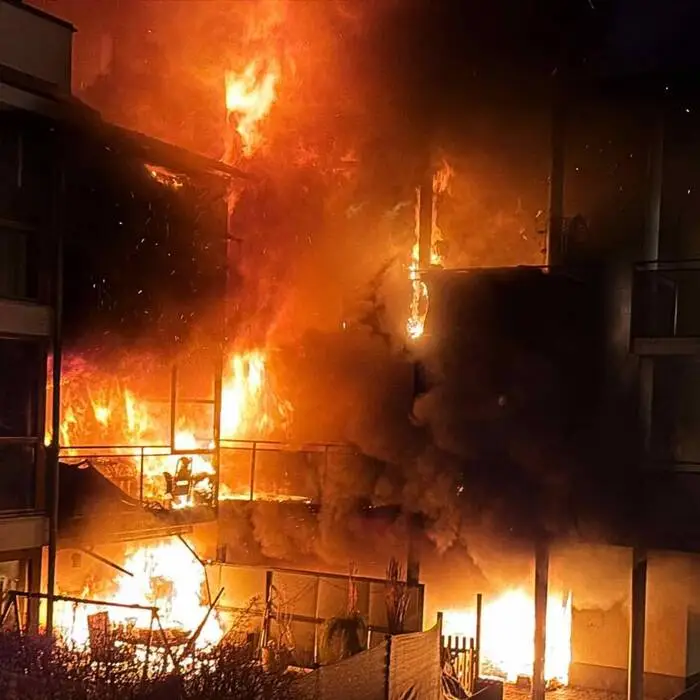 In Schwaz (Tirol) kam es zu einem Großbrand in einer Wohnhausanlage. Sieben Wohnungen wurden unbewohnbar