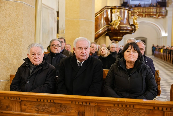 Zum Trauergottesdienst gekommen waren unter anderem LH-Stellvertreterin Manuela Khom, Alt-LH Hermann Schützenhöfer, Oberösterreichs Alt-LH Josef Pühringer, der langjährige Bischof der Evangelischen Kirche Österreich, Michael Chalupka und Peter Piffl-Percevic für Pro Oriente