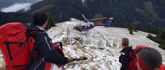 Aufgrund der schwierigen Wetterbedingungen wurden die Bergrettungssanitäter mit einem Polizeihubschrauber zum Einsatzort geflogen
