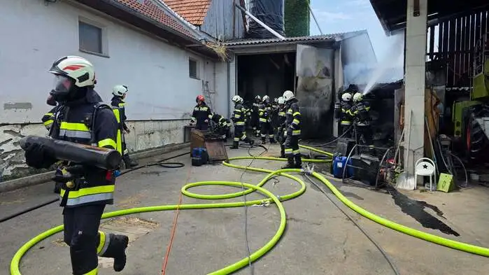 Feuerwehreinsatz in einem landwirtschaftlichen Betrieb in Pertlstein