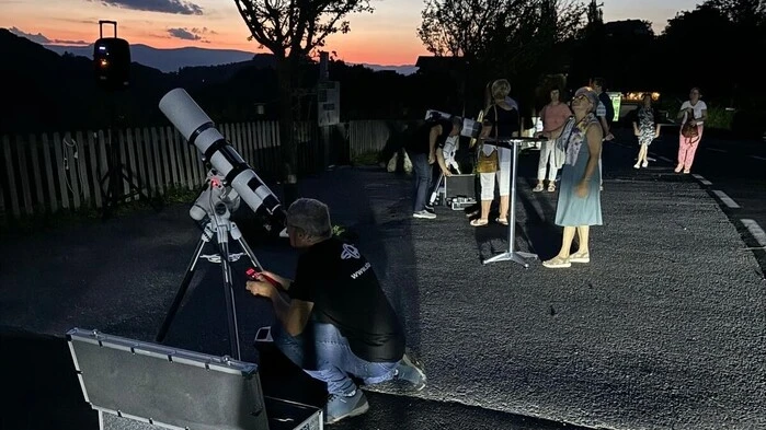 Himmelsbeobachtung in Kitzeck: Mit Teleskopen und möglichst wenig künstlichem Licht richtet sich der Blick in den Abendhimmel