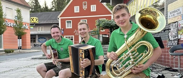 Mit Gitarre, Harmonika und Tuba bringen Musiker Schwung auf die Plätze von Großklein