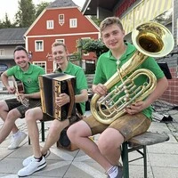 Mit Gitarre, Harmonika und Tuba bringen Musiker Schwung auf die Plätze von Großklein