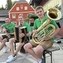 Mit Gitarre, Harmonika und Tuba bringen Musiker Schwung auf die Plätze von Großklein