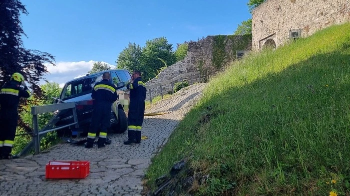 Fahrzeug kam am Brucker Schlossberg vom Weg ab und steckte fest