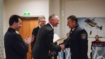 Oberstleutnant Lassnig erhält aus den Händen von Bundesminister Karner sein Ernennungsdekret