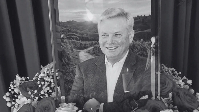 Ein letztes Bild von Josef „Pepi“ Nekrep: Das Porträt des Gamlitzer Weinbauern wurde bei der Verabschiedung am 4. August von roten und weißen Rosen umrahmt