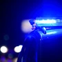 Polizei und Rettung standen in der Nacht auf Dienstag vor dem Weinland-Einkaufszentrum im Einsatz. Ein 19-Jähriger war zuvor vom Dach eines fahrenden Autos gestürzt