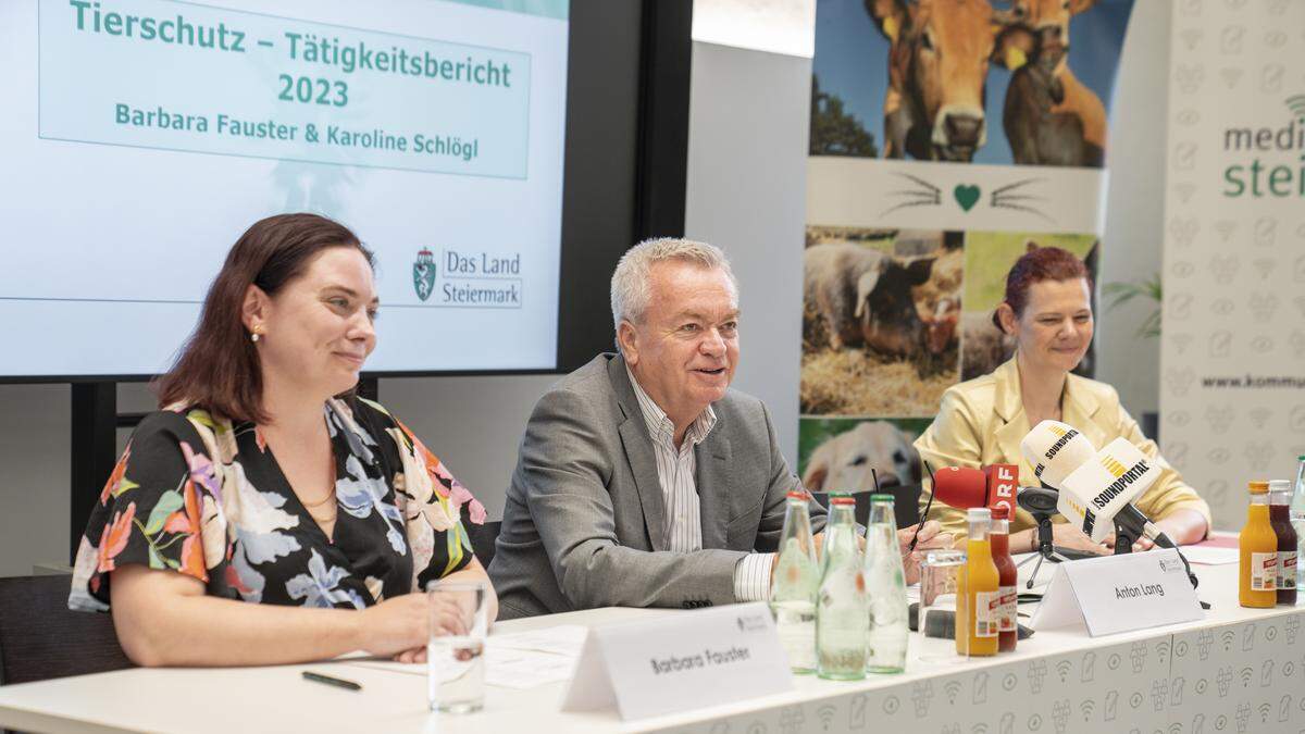 Tierschutzombudsfrau Karoline Schlögl (rechts) mit Tierärztin Barbara Fauster und Tierschutzreferent Anton Lang