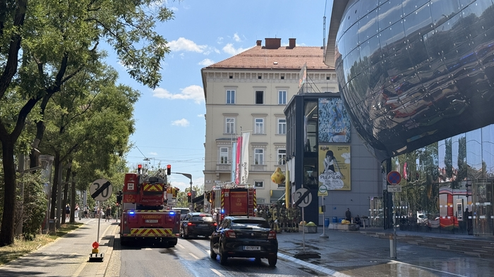 Berufsfeuerwehr vor dem Grazer Kunsthaus