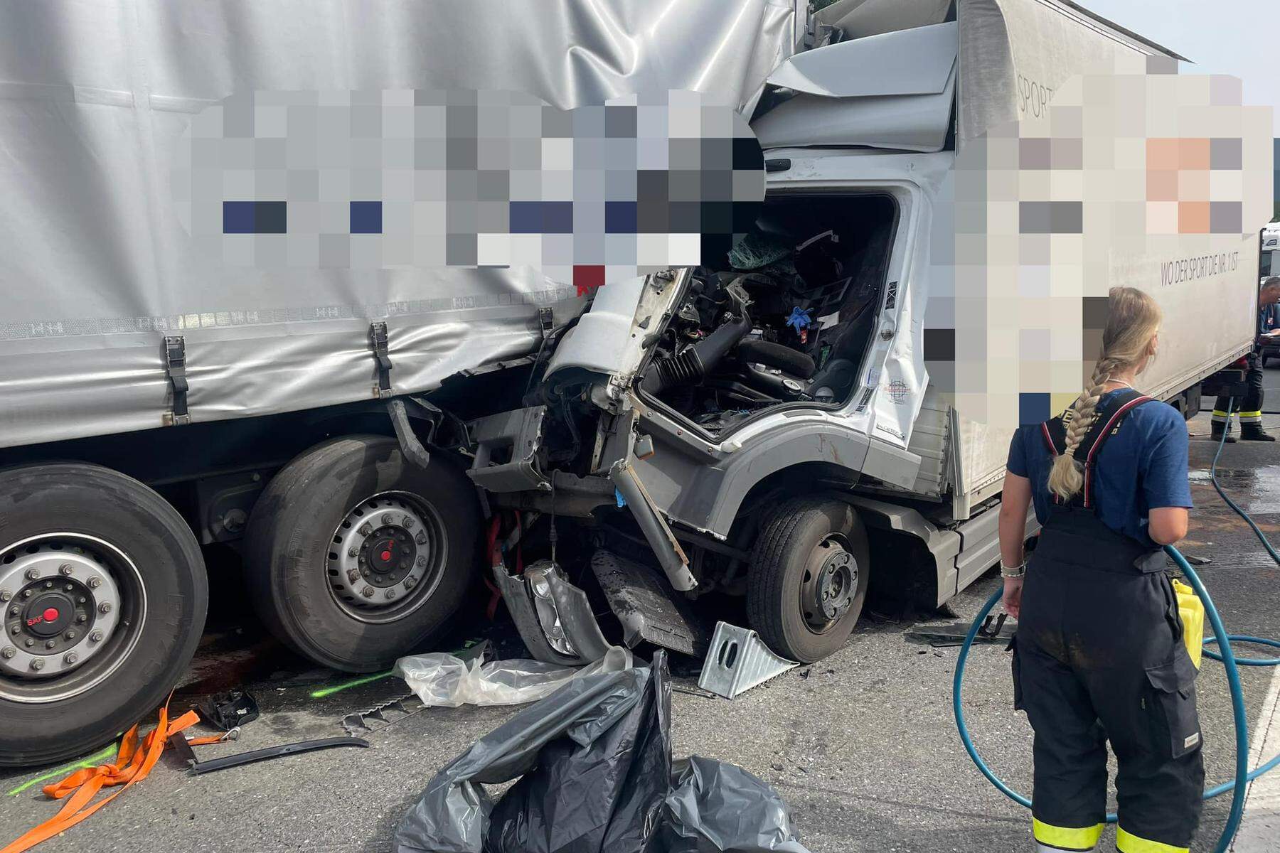 Auffahrunfall auf der A 9: Lenker von Kleinlastwagen nach Unfall eingeklemmt