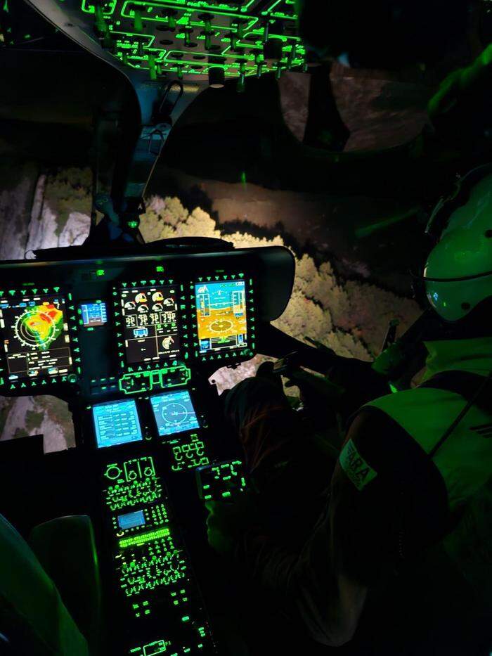 anspruchsvolle Rettungsaufgabe. Blick ins Hubschraubercockpit beim Einsatz