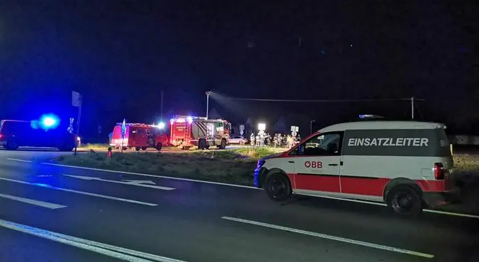 Einsatz an der Eisenbahnkreuzung nahe der Bundesstraße 