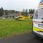 Der Rettungshubschrauber landete auf einer Wiese nahe der Unfallstelle