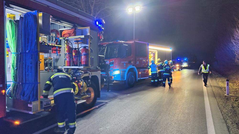 Feuerwehr auf der Weizerstraße: Vom Notarzt konnte nur mehr der Tod des Lenkers festgestellt werden