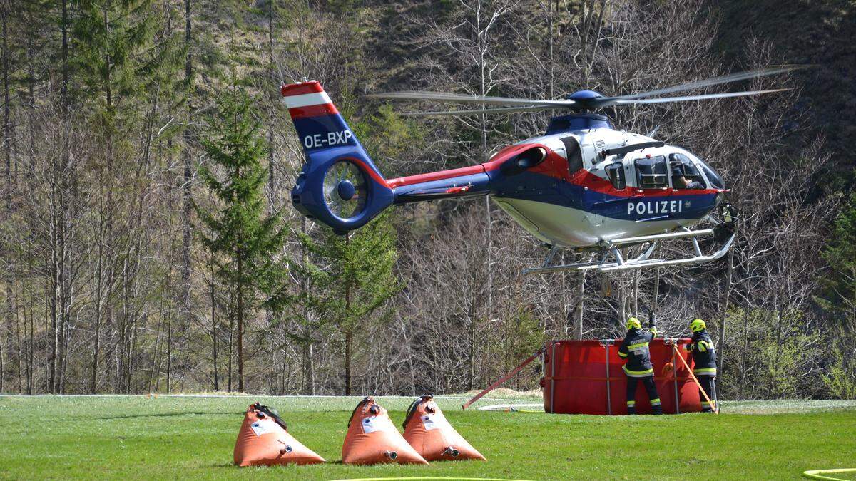 Einer der fünf eingesetzten Hubschrauber