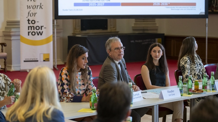 Aufgrund der geplanten Budgetkürzungen lud die Uni Graz zu einem Runden Tisch