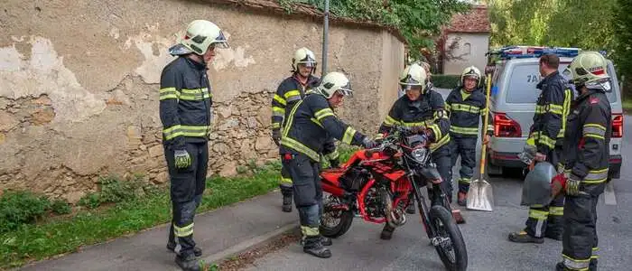 Zwölf Einsatzkräfte der Feuerwehr Landscha waren im Einsatz und übernahmen die Aufräumarbeiten an der Unfallstelle. 