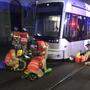 Die Berufsfeuerwehr musste die Straßenbahngarnitur anheben