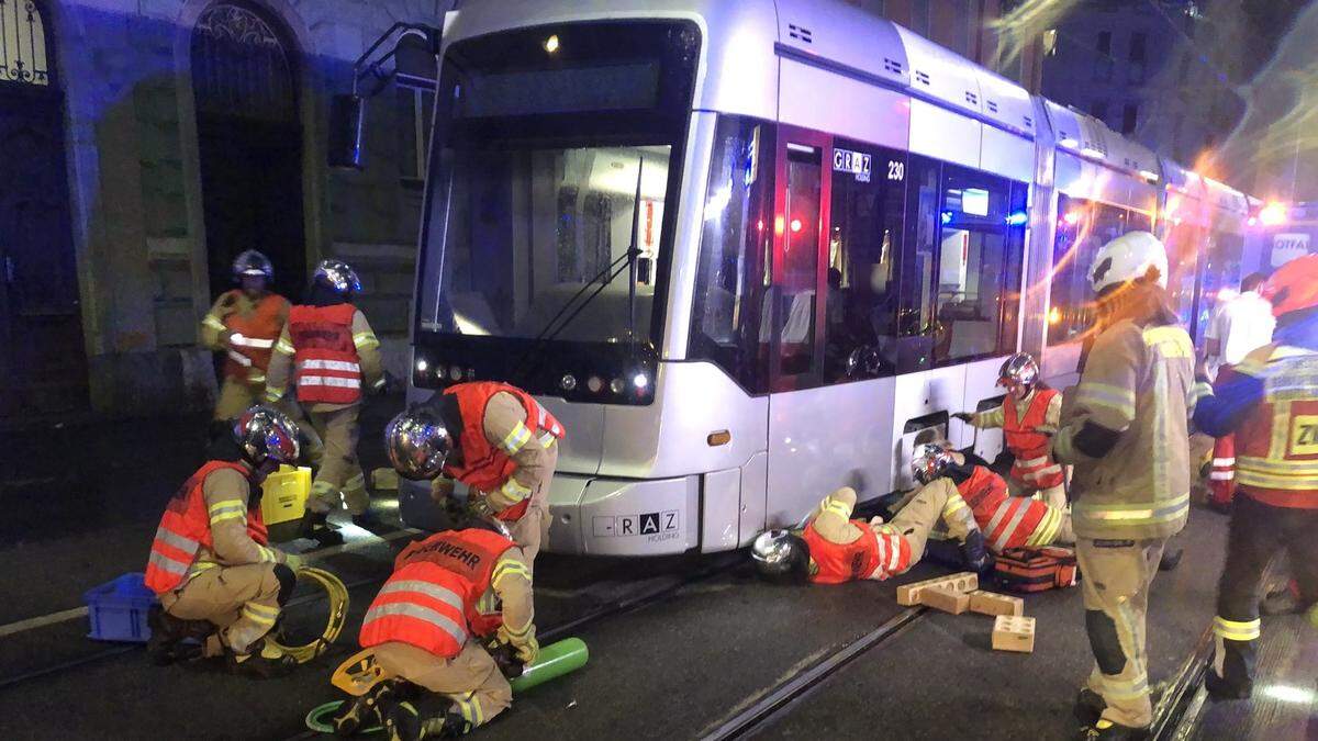 Die Berufsfeuerwehr musste die Straßenbahngarnitur anheben