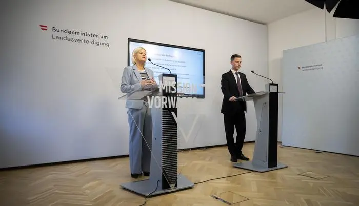 Rossauer Kaserne, Wien, Östereich 

Pressekonferenz zu Bevölkerungsbefragungen über das Bundesheer mit Verteidigungsministerin Klaudia Tanner und Wolfgang Prinz, Leiter des Referats Strategische Markt- und Meinungsforschung am 04. November 2025

Foto: BMLV/Carina KARLOVITS