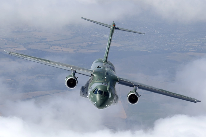 Vier C-390 von Embraer werden ab 2027 die drei „Hercules“ des Bundesheeres ersetzen. Gekauft werden sie gemeinsam mit den Niederlanden, die erste Maschine ist bereits in Produktion gegangen. Fast eine Milliarde Euro gibt man in Summe aus, inklusive Infrastruktur in Linz.