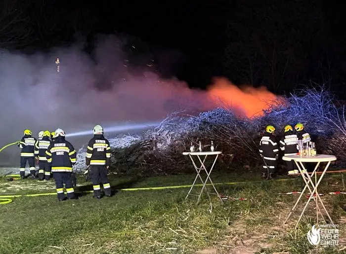 In Leutschach musste die Feuerwehr ein Osterfeuer vorzeitig löschen