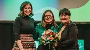 Die neue JVP-Landeschefin Carolin Kogler (M.) mit Vize-LH Manuela Khom und Ministerin Claudia Bauer (l.) 