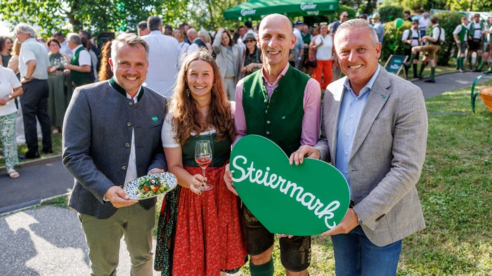 STG-Geschäftsführer Michael Feiertag, Stefanie Leitner (Weingut Leitner, Ilztal), Landesrat Willibald Ehrenhöfer und Landeshauptmann Mario Kunasek