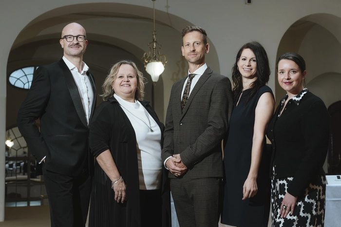 Die Opernredoute-Organisatoren Bernd Pürcher und Maria Ohrenstein, als auch das Choreografen-Trio bestehend aus Claudia Eichler, Lisa Weswald-Eichler und Pierre Gider schauten den Paaren genau auf die Füße.