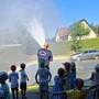 Die Kinder des Pfarrkindergartens konnten den Einsatz eines Löschgeräts aus nächster Nähe beobachten