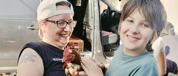 Tierschützerin Angelika Höller-Schmitt und der zwölfjährige Jakob Jungwirth aus Graz mit einer der vermittelten Legehennen