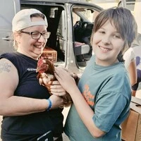 Tierschützerin Angelika Höller-Schmitt und der zwölfjährige Jakob Jungwirth aus Graz mit einer der vermittelten Legehennen