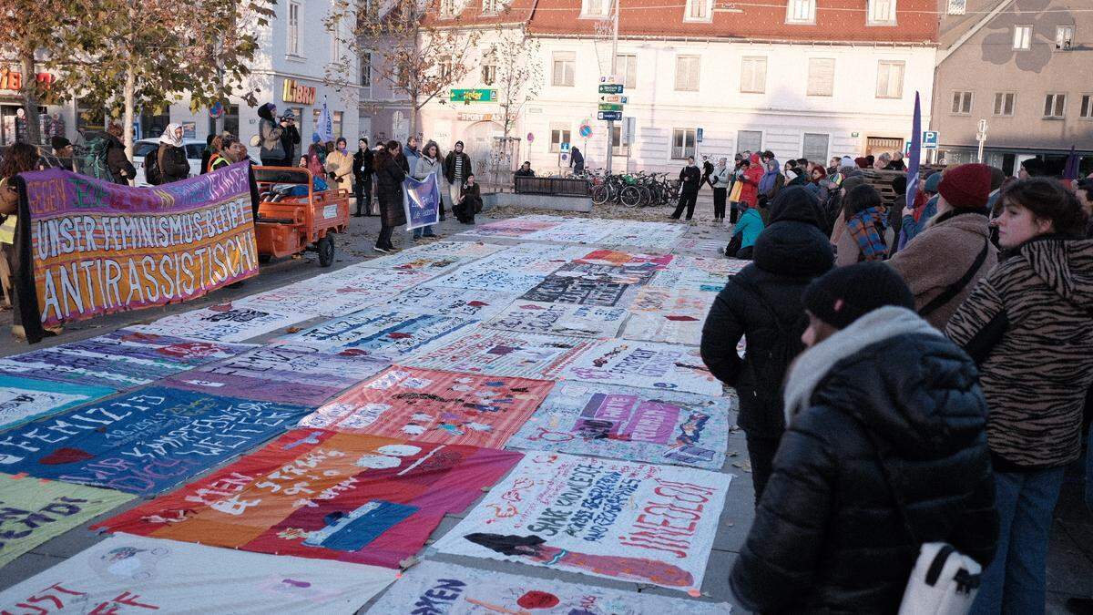 Am Lendplatz wurden Plakate in Gedenken an Opfer von Femiziden ausgebreitet