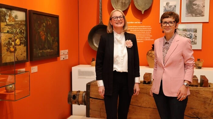 Barbara Müller, Leiterin der Museen in Schloss Stainz und Maria Zengerer, Ausstellungskuratorin in der Ausstellung „Blühende Felder“, v.l.