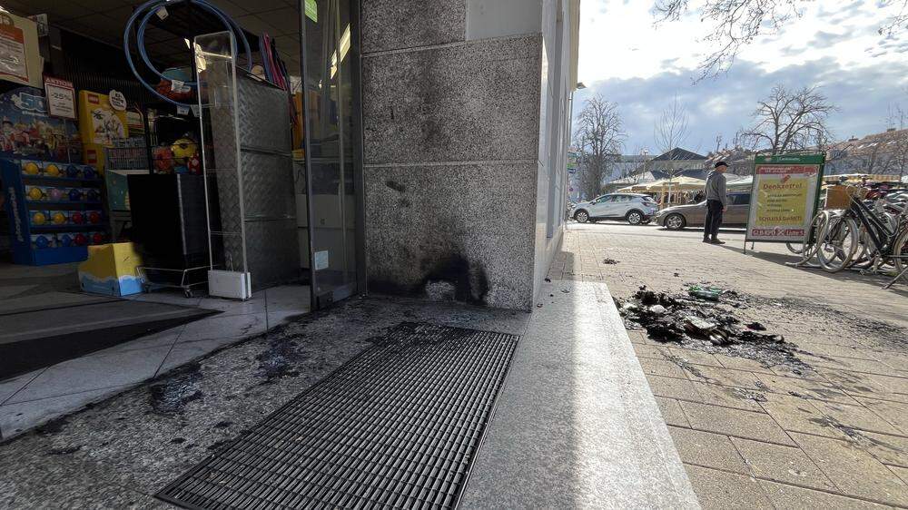 Im Eingang eines Geschäftes am Lendplatz kam es zu dem Brand