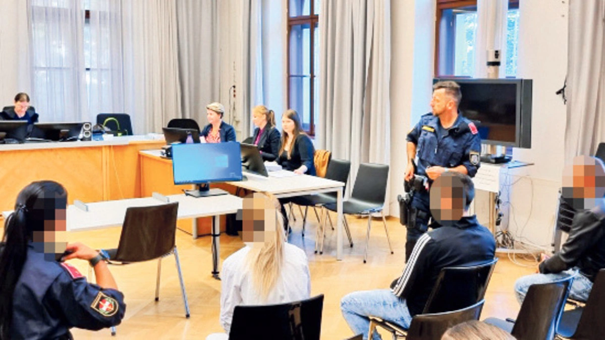 Drei der Angeklagten beim Prozess