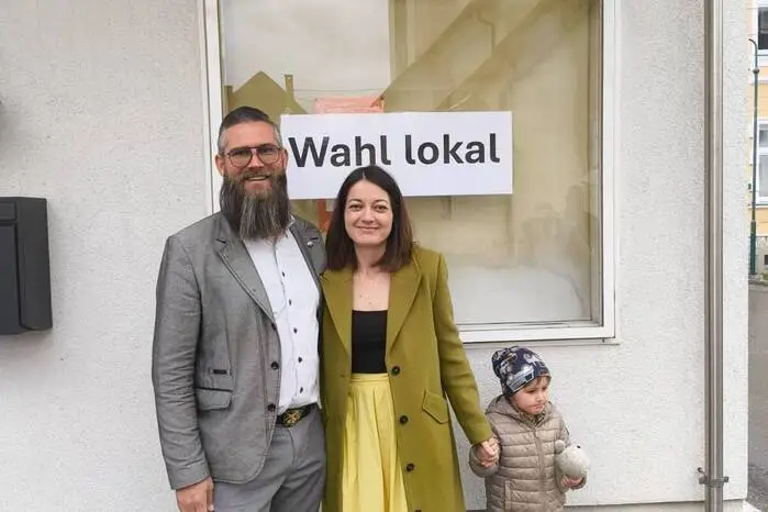 Neos-Abgeordneter Robert Reif mit seiner Frau Athanasia Toursougas-Reif und Sohn Aeneas in Pölstal, wo er auch antritt