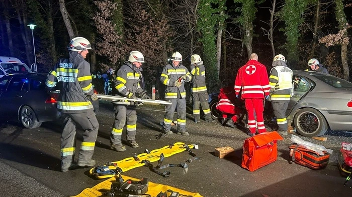 Der Lenker musste von der Feuerwehr aus dem demolierten Auto befreit werden