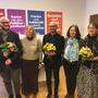 Blumen für die Kandidaten Josef Meszlenyi (l.), Hanno Wisiak (M.) und Elisabeth Zeiler (5. v. l.) von Claudia Klimt-Weithaler, Elke Kahr und Robert Krotzer 