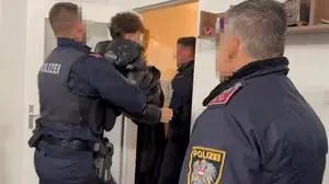 Die Polizei musste Kinder aus der Wohnung tragen, weil sie nicht freiwillig mitkamen