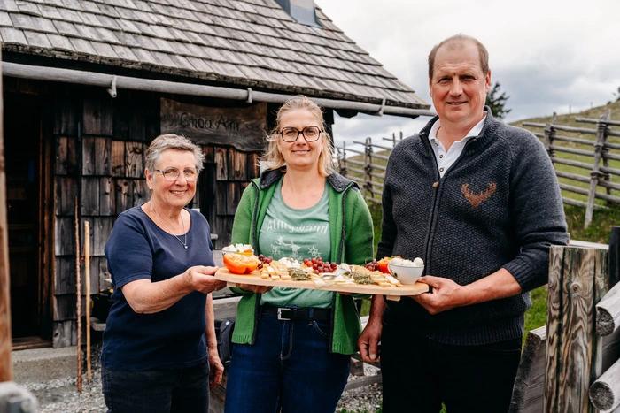 Resi, Kathi und Andreas Affenberger (Agrargemeinschaft Gmoa Alm) bewirtschaften die Almhütte