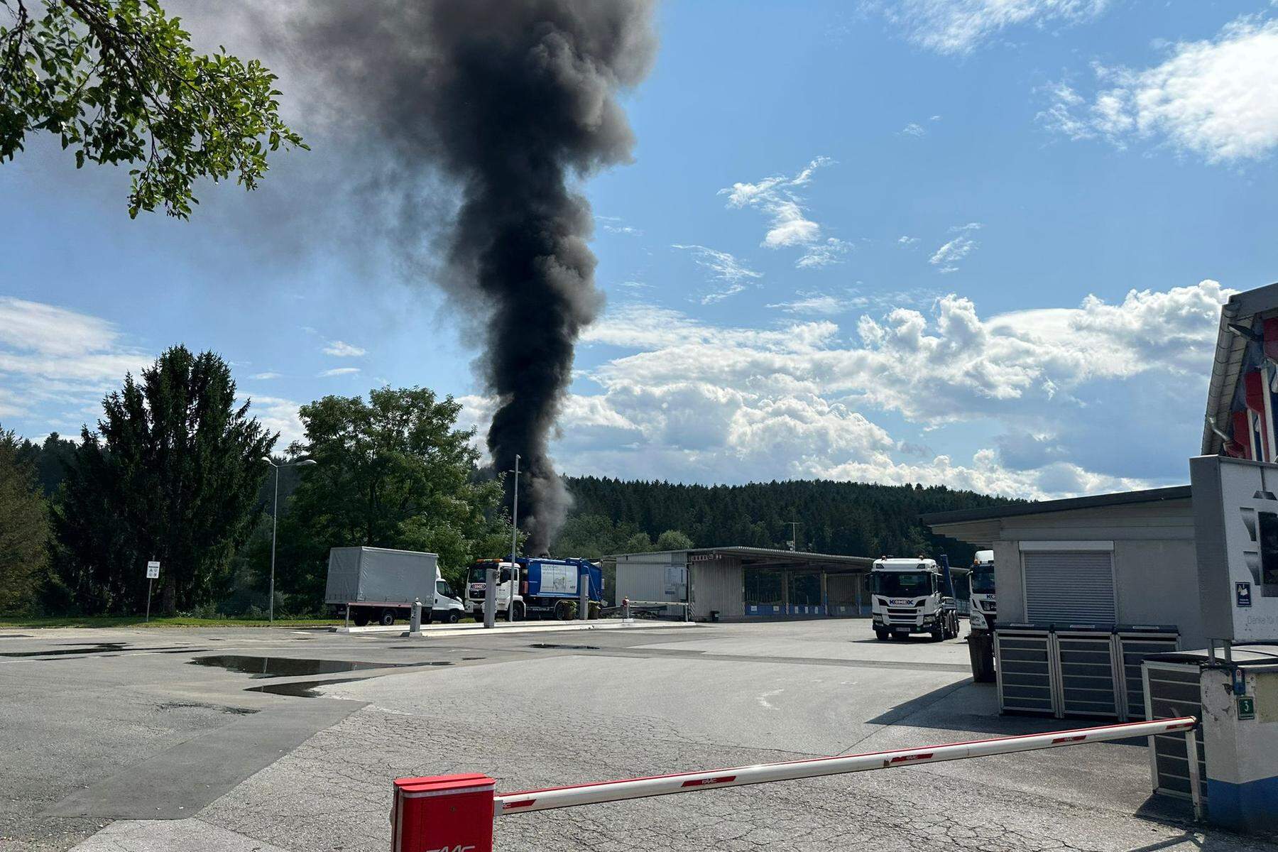 Dicke Rauchsäule: Container mit Schrott brannte in Voitsberg