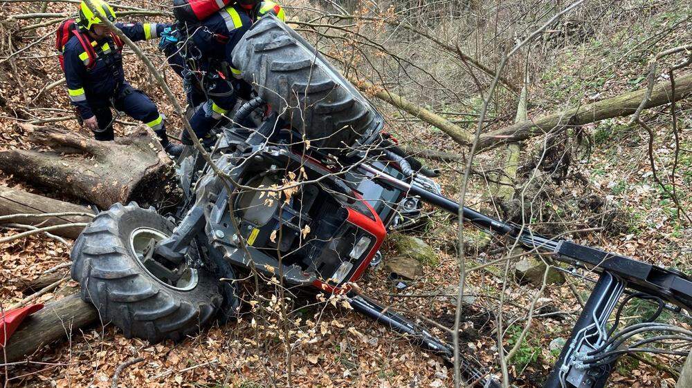 Mit seinem Traktor stürzte ein 35-Jähriger mehrere Meter ab